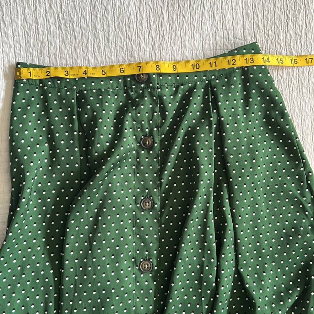 Green skirt with buttons. Soft, machine wash. No flaws.